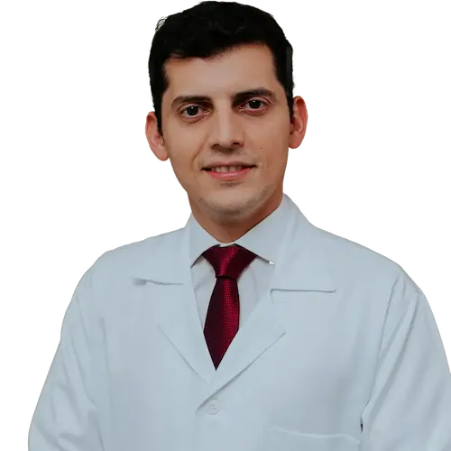 Dr. Mateus Martins Cortez Vilar olhando para frente