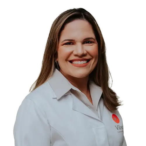 Dra. Patrícia Martins de Sousa Aragão olhando para frente, posando em um retrato colorido, em uma foto profissional, realizada para Vilar Hospital de Olhos , em Teresina, PI