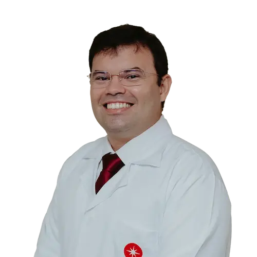 Dr. Vitor Gomes Prado olhando para frente, posando em um retrato colorido, em uma foto profissional, realizada para Vilar Hospital de Olhos , em Teresina, PI